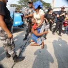 Dolor. Los familiares de los privados de libertad pedían que se pare la violencia dentro de la Penitenciaría.