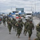 Cotopaxi. Un cordón militar hay en el exterior y adentro están los guías.