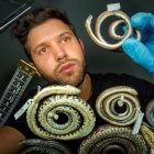 Investigación. Alejandro Arteaga examina el holotipo del descubrimiento de "Atractus".