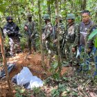 Material. Militares y policías custodian los bultos con el material explosivo.