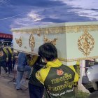 Rescatistas dela Fundación Ruamkatanyu cargan un cofre mortuorio de una de las víctimas del tiroteo en una guardería en Nong Bua Lamphu.