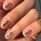 Nail art con Prada.