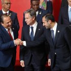 El secretario de Estado de Estados Unidos, Antony Blinken (c), el canciller de Ecuador, Juan Carlos Holguín (d), y el representante permanente ante la OEA de El Salvador, Augustín Vásquez Gómez, posan para la fotografía oficial de los representantes de las delegaciones de la 52 Asamblea General de la OEA, hoy en Lima (Perú).