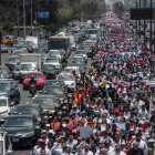 Manifestantes participan en una marcha convocada bajo el lema "por la vida y la familia" hoy, en Lima (Perú).