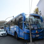 Implicados. Dos buses y un automóvil estarían involucrados en el accidente de tránsito. El carro pequeño habría sido alcanzado tras el choque de los dos buses.