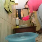 Balde. Los habitantes de esta parroquia todavía deben abastecerse del líquido vital a través de tanqueros enviados por la Epmaps