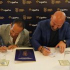 Francis Egas (i) y Miguel Ángel Loor en la firma por el nuevo acuerdo.