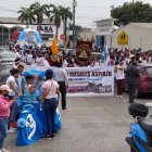 Moradores del sector celebran a Guayaquil con un desfile.