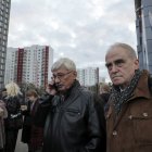 Oleg Orlov (C), miembro de la Junta de la Sociedad Internacional de Derechos Humanos y Caridad Educativa Histórica "Memorial" (Memorial Internacional), de Rusia; y Yan Rachinsky (R) presidente de la Junta en el Memorial.