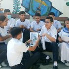 Un grupo de estudiantes del colegio Veintiocho de Mayo forman parte del Club de Periodismo.