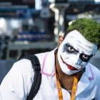 NYCC también tiene mucho que hacer además de los paneles, incluido su piso de exhibición, con comerciantes que venden de todo, desde figuras de acción, camisetas y cómics hasta tés con temas de fandom y más. También hay mucha gente disfrazada, vistiendo ropa elaborada y maquillada.