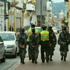El policía caminó por la vereda del barrio Totoracocha, Cuenca respondió "ya regreso" en medio de quejas ciudadanas para atender un situación de seguridad.