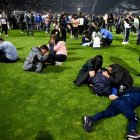 Los hinchas tuvieron que invadir la cancha para escapar del gas lacrimógeno.