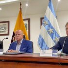 El vicepresidente de la República, Alfredo Borrero (i), y el presidente del directorio del IESS, Alfredo Ortega (d).