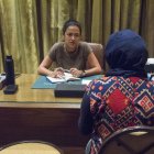 Programa. Reham Awward atiende a una paciente en la clínica Restore de El Cairo, la única en Egipto que trata a víctimas de mutilación genital femenina.