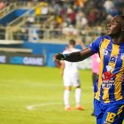 Luis Caicedo anotó el primer gol de Delfín ante Liga de Quito, en el estadio Jocay.