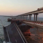 El puente ardió al amanecer.