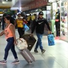 La gente llega con maletas y apurados al terminal de Guayaquil