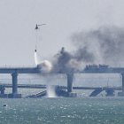 Una fuerte explosión en el puente de Crimea, que une la ocupada península con Rusia y que ha quedado dañado, incendió este sábado las alarmas en Moscú y Simferópol, donde se sospecha que detrás de la destrucción parcial de esta infraestructura, símbolo de la anexión rusa en 2014, está Ucrania.