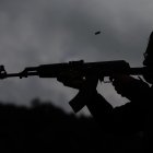 Fotografía de archivo, tomada en julio de 2021, en la que se registró a un hombre al disparar un arma de fuego, durante una prueba balística, en Ciudad de México (México).