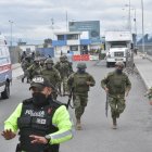 Resguardo. Militares y policías acudieron a resguardar la cárcel de Cotopaxi.