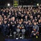El bicampeón mundial de F1 con todo su equipo en el festejo de Suzuka.