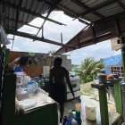 Un hombre ordena su casa averiada por el paso del huracán Julia hoy, en San Andrés (Colombia).