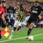 El tricolor Enner Valencia (i) sigue dando de qué hablar en el fútbol internacional.