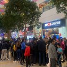 Desde niños hasta adultos llegaron a comprar o intercambiar cromos al centro comercial.