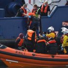 Más de 360 inmigrantes que trataban de cruzar el canal de la Mancha en pequeñas embarcaciones fueron rescatados el domingo, según las autoridades.