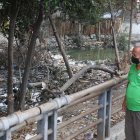 Abandonado. El abandono en que se encuentran las orillas del estero es evidente. En el sitio hay basura y áreas que sirven hasta de dormitorio de indigentes y consumidores de drogas.