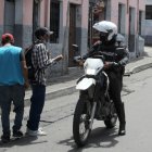 Operativo. Se han realizado cuatro allanamientos y no dan con el paradero de la principal sospechosa.