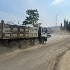 Moradores reclaman por irrespeto en la vía de camiones pesados que salen de las canteras.