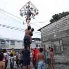 Momento en que los chiquillos querían llegar al punto más alto de la caña para poder bajar los premios