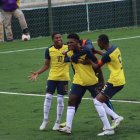 Los jugadores de la Tri sub-20 felicitan a Justin Cuero tras marcar uno de los goles.