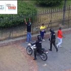 Momentos en que la Policía detiene a los vendedores de droga.