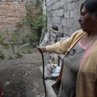 Calderón. No siempre hay agua en ese sector. Por eso los moradores aprovechan cuando hay líquido para regar sus plantas y guardarlo en tanques.