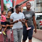 Las familias de migrantes pasean por las ciudades en la espera de la promesa del Gobierno mexicano.