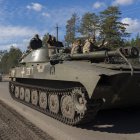 Militares ucranianos montan un vehículo blindado en una carretera en el área de Jarkov este 6 de octubre.