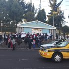 Acción. Un medio centenar de estudiantes protestaron afuera de la unidad educativa.