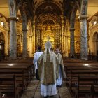 El presidente de la Conferencia Episcopal Portuguesa, José Ornelas, preside una misa en la Catedral de la Diócesis de Setúbal en abril de 2020.
