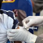 Un niño recibe una inyección de la vacuna contra el sarampión y la rubéola durante una campaña de vacunación para escolares en Indonesia el 28 de julio de 2022.