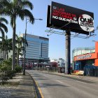 Imagen de un fotomontaje que se viralizó en Twitter. No obstante, en otros sitios de Guayaquil se colgaron lonas con la misma leyenda la supuesta valla, de la que se desconoce el origen.