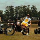 Mike Bahía junto a Dekko y