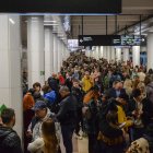 Las personas se refugian dentro de una estación de metro después de los bombardeos en (Kiev) del pasado lunes 10 de octubre.