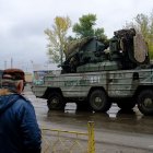 Un hombre observa un vehículo militar ruso destruido en la localidad de Kupiansk, recientemente liberada.