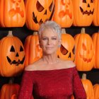 Jamie Lee Curtis posa en la alfombra roja del estreno mundial de la película "Halloween Ends" de Universal Pictures, en el TCL Chinese Theater de Los Ángeles (EE.UU.).