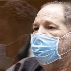 Fotografía de archivo fechada el 29 de julio de 2021 del productor de cine Harvey Weinstein durante un juicio en su contra en Los Ángeles (EE.UU.).