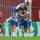 Piero Hincapié (d), defensa ecuatoriano del Leverkusen, se lamenta en una de los festejos del Porto.