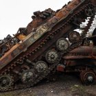 Vista de un tanque abatido en la ciudad de Liman, Ucrania, recuperada tras haber sido ocupada por Rusia.